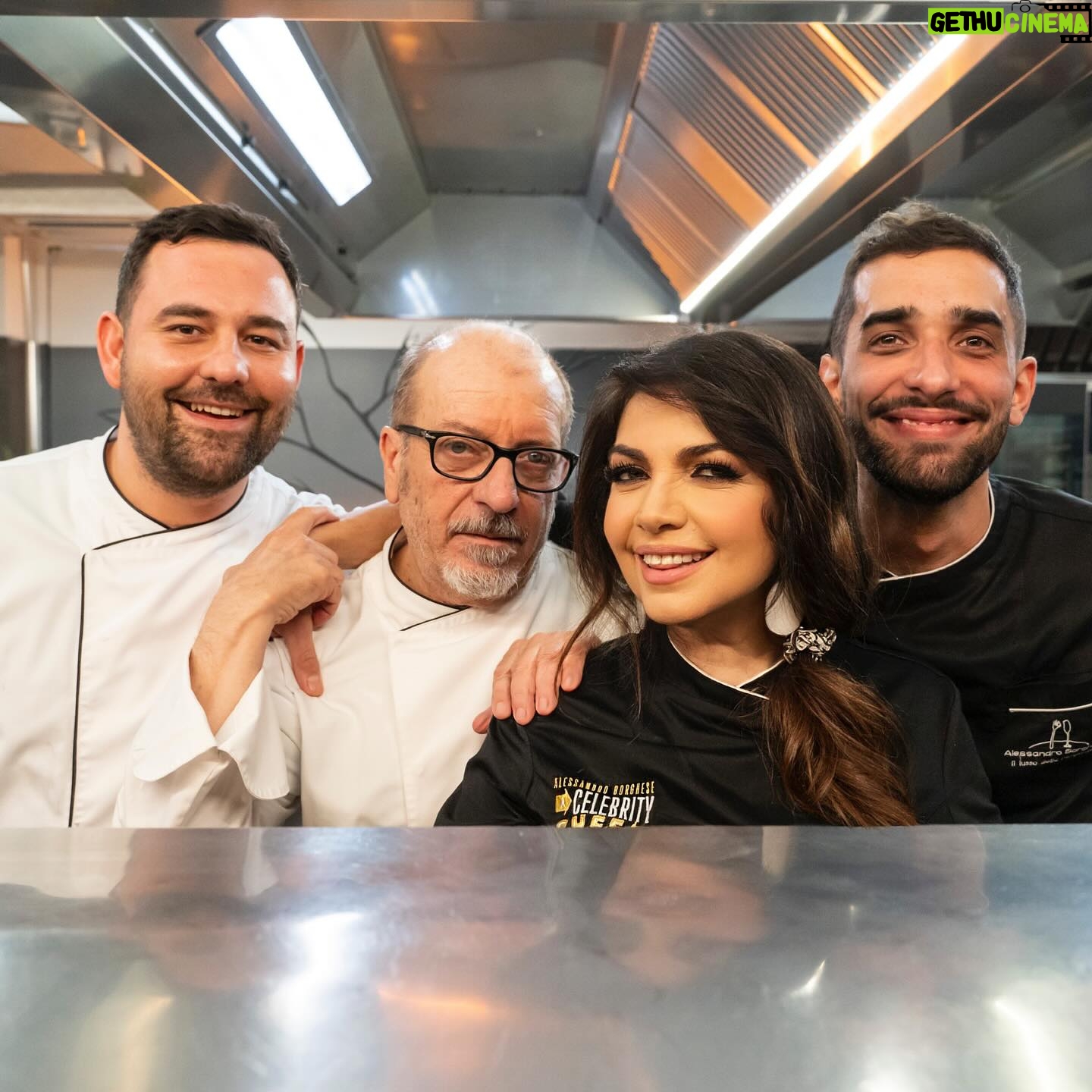 Cristina D'Avena Instagram - ๐ณ๐ Questa sera la vostra Cri Cri diventa Chef! ๐... Sfiderรฒ il mio amico @dario.vergassola.official e @borgheseale sarร il padrone di casa...Sintonizzatevi alle 21.30 su @tv8it per una serata all'insegna del divertimento e della buona cucina... O almeno spero! ๐บ๐จโ๐ณ #celebritychef ๐ @filippomakeup
