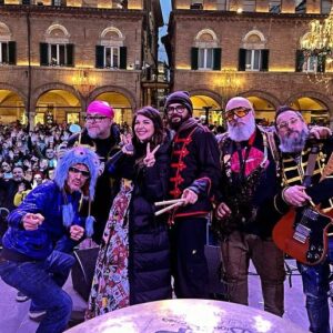 Cristina D'Avena Instagram - Mamma mia quanti eravate ieri ad Ascoli! @gemboy_official 🫶 Che bello vedervi cantare a squarciagola le nostre sigle del cuore! 😍 GRAZIEEEEE! Vi aspetto domani a Udine! ❤️