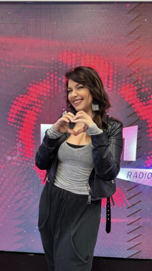 Cristina D'Avena Instagram - @cristinadavenaofficial ha lanciato in diretta su @radior101 la nuova sfida dei cartoni animati

Avete votato in tantissimi 🤩
Scoprite nel video quale cartone avete preferito tra:

🔹James Bond Junior
🔹Laura

👉 Ascolta e guarda Cristina D’Avena in “Procediamo”, il programma di Fernando Proce, con Sabrina Bambi e Regina, ogni mercoledì dalle 11.00 alle 12.00, in radio su R101, in tv sul canale 67 del digitale terrestre e dallo smartphone con l’app gratuita di R101 📱

#cartoon #cartoons #cartoni #cartonianimati #anime #musicaitaliana #radio #radior101