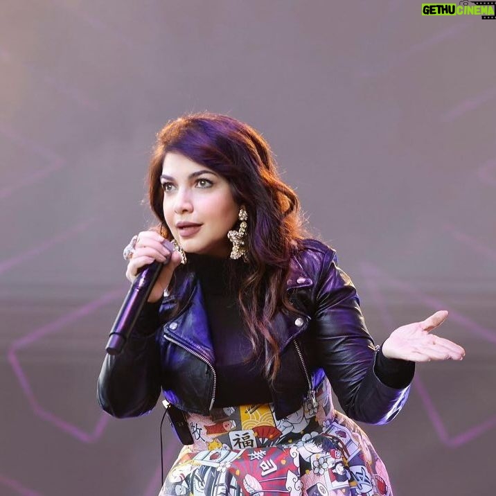 Cristina D'Avena Instagram - Niente da fare 🤩 La voce di @cristinadavenaofficial ci fa tornare bambini ogni volta 🥰🎶 Abbiamo cantato, abbiamo ballato, ci siamo divertiti e abbiamo lasciato che i ricordi più dolci prendessero il volo 🍯 Appuntamento a domani per un’altra imperdibile giornata di #gardacon! ❤️ Non vediamo l’ora di condividere ancora momenti magici con voi! 🪄