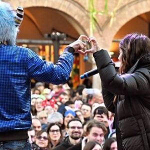 Cristina D'Avena Instagram - Mamma mia quanti eravate ieri ad Ascoli! @gemboy_official 🫶 Che bello vedervi cantare a squarciagola le nostre sigle del cuore! 😍 GRAZIEEEEE! Vi aspetto domani a Udine! ❤️