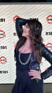 Cristina D'Avena Instagram - @cristinadavenaofficial ha lanciato in diretta su @radior101 la nuova sfida dei cartoni animati Avete votato in tantissimi 🤩 Scoprite nel video quale cartone avete preferito tra: 🔹Il mago di Oz 🔹Curiosando nei cortili del cuore 👉 Ascolta e guarda Cristina D’Avena in “Procediamo”, il programma di Fernando Proce, con Sabrina Bambi e Regina, ogni mercoledì dalle 11.00 alle 12.00, in radio su R101, in tv sul canale 67 del digitale terrestre e dallo smartphone con l’app gratuita di R101 📱 #cartoon #cartoons #cartoni #cartonianimati #anime #musicaitaliana #radio #radior101