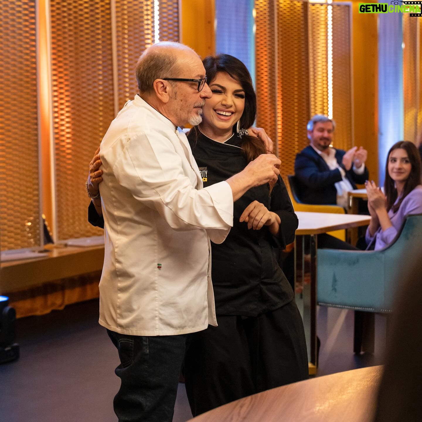 Cristina D'Avena Instagram - ๐ณ๐ Questa sera la vostra Cri Cri diventa Chef! ๐... Sfiderรฒ il mio amico @dario.vergassola.official e @borgheseale sarร il padrone di casa...Sintonizzatevi alle 21.30 su @tv8it per una serata all'insegna del divertimento e della buona cucina... O almeno spero! ๐บ๐จโ๐ณ #celebritychef ๐ @filippomakeup