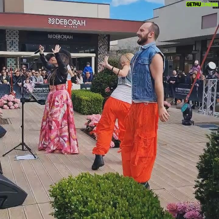 Cristina D'Avena Instagram - Ci siamo scatenati e divertiti tantissimo ad Ariano nel Polesine e a Brugnato! 😍 Grazie a tutti voi! 🫶 Ci vediamo oggi ad Isola D’Asti... Non mancate per cantare insieme le nostre sigle del cuore! ✨