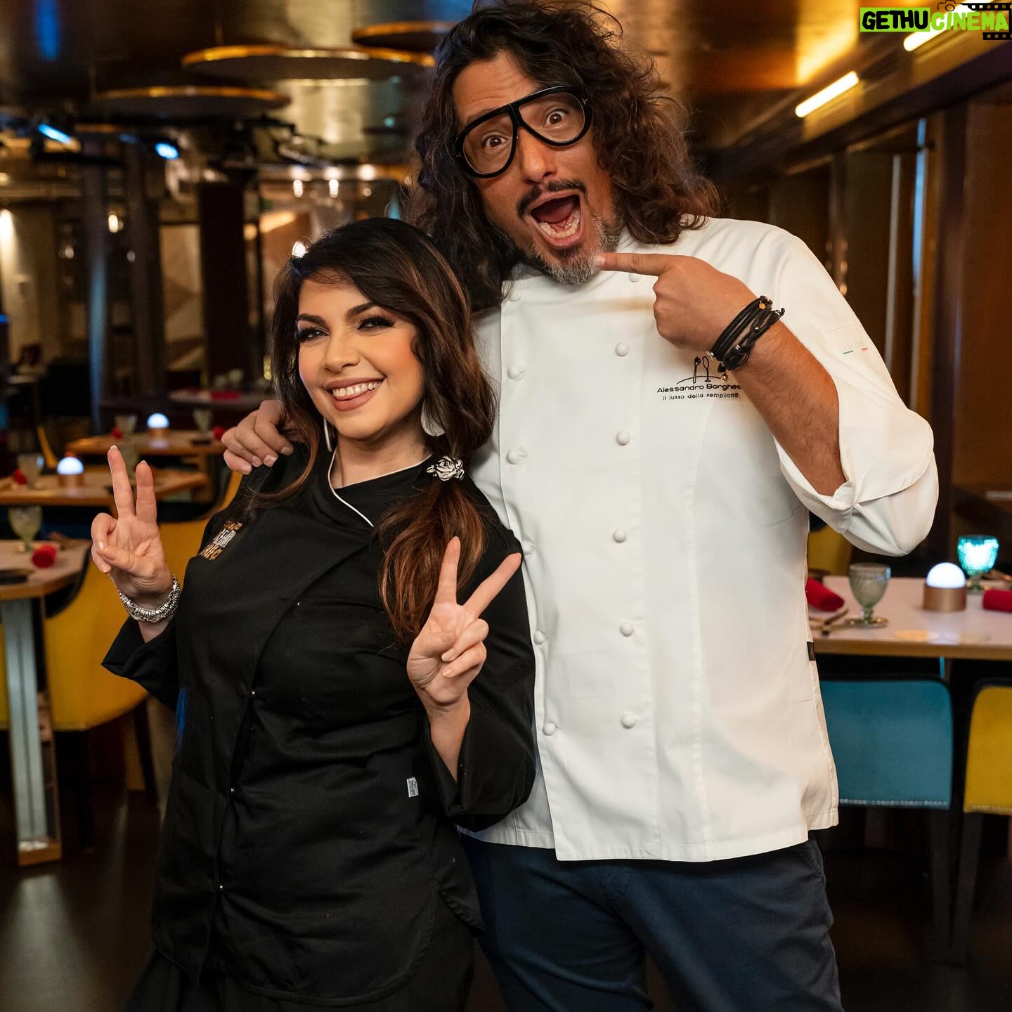 Cristina D'Avena Instagram - ๐ณ๐ Questa sera la vostra Cri Cri diventa Chef! ๐... Sfiderรฒ il mio amico @dario.vergassola.official e @borgheseale sarร il padrone di casa...Sintonizzatevi alle 21.30 su @tv8it per una serata all'insegna del divertimento e della buona cucina... O almeno spero! ๐บ๐จโ๐ณ #celebritychef ๐ @filippomakeup