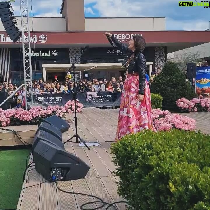 Cristina D'Avena Instagram - Ci siamo scatenati e divertiti tantissimo ad Ariano nel Polesine e a Brugnato! 😍 Grazie a tutti voi! 🫶 Ci vediamo oggi ad Isola D’Asti... Non mancate per cantare insieme le nostre sigle del cuore! ✨