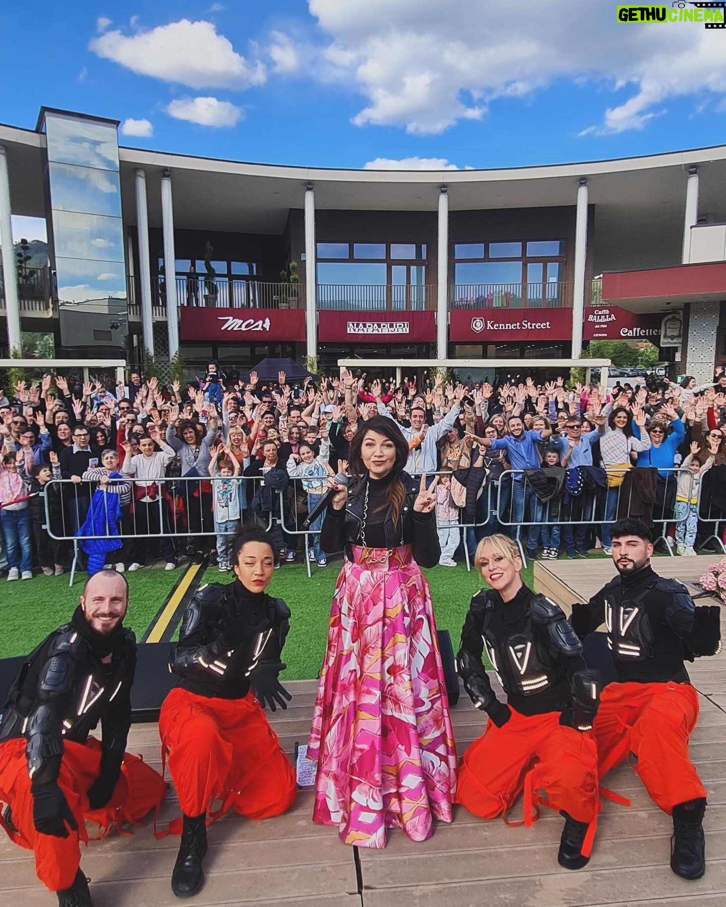 Cristina D'Avena Instagram - Ci siamo scatenati e divertiti tantissimo ad Ariano nel Polesine e a Brugnato! 😍 Grazie a tutti voi! 🫶 Ci vediamo oggi ad Isola D’Asti... Non mancate per cantare insieme le nostre sigle del cuore! ✨