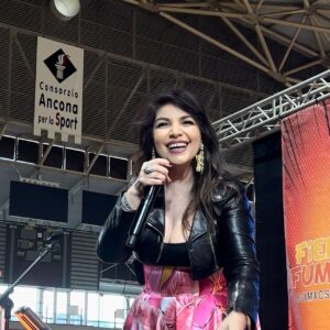 Cristina D'Avena Instagram - 🎶 Guarda, guarda, sul palco c’è....Cristina D’Avena! 💖

La regina 👸🏻 delle sigle (e dei nostri cuori ♥️) @cristinadavenaofficial ha fatto cantare tutto Ancona
Comics&Games 🫶

➡️ Scorri il carosello per rivivere i migliori momenti! 📹

Si ringrazia @crioma_srl 😎