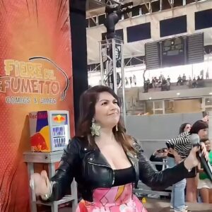Cristina D'Avena Instagram - 🎶 Guarda, guarda, sul palco c’è....Cristina D’Avena! 💖

La regina 👸🏻 delle sigle (e dei nostri cuori ♥️) @cristinadavenaofficial ha fatto cantare tutto Ancona
Comics&Games 🫶

➡️ Scorri il carosello per rivivere i migliori momenti! 📹

Si ringrazia @crioma_srl 😎