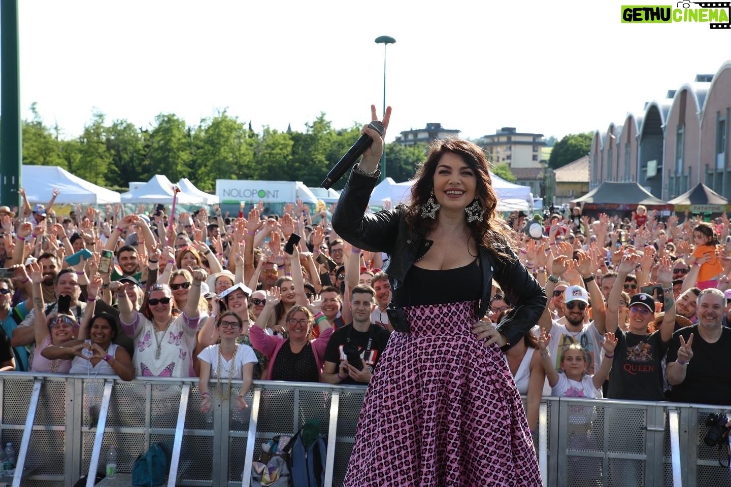 Cristina D'Avena Instagram - Un concerto indimenticabile a #CasaleComicsAndGames con l’unica e inimitabile @cristinadavenaofficial ! 🫶🏻 La regina delle sigle animate ha fatto cantare ed emozionare tutti i presenti! 🎤✨ La sua voce ci ha riportato ai nostri più cari ricordi d’infanzia, unendo fan di tutte le età in un’atmosfera magica e coinvolgente 🎶❤️ Grazie di cuore a Cristina D’Avena e a tutti coloro che hanno partecipato, rendendo questa giornata e questo weekend davvero unico e speciale! 🫂🥰 Non vediamogli già l’ora di vivere con voi altri momenti indimenticabili come questo! 🎉🌈🤠