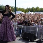Cristina D'Avena Instagram - Un concerto indimenticabile a #CasaleComicsAndGames con l’unica e inimitabile @cristinadavenaofficial ! 🫶🏻 La regina delle sigle animate ha fatto cantare ed emozionare tutti i presenti! 🎤✨ La sua voce ci ha riportato ai nostri più cari ricordi d’infanzia, unendo fan di tutte le età in un’atmosfera magica e coinvolgente 🎶❤️ Grazie di cuore a Cristina D’Avena e a tutti coloro che hanno partecipato, rendendo questa giornata e questo weekend davvero unico e speciale! 🫂🥰 Non vediamogli già l’ora di vivere con voi altri momenti indimenticabili come questo! 🎉🌈🤠