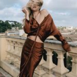 Cristina Marino Instagram - •Ci salutiamo così. Con il vento che si porta via i pensieri.
