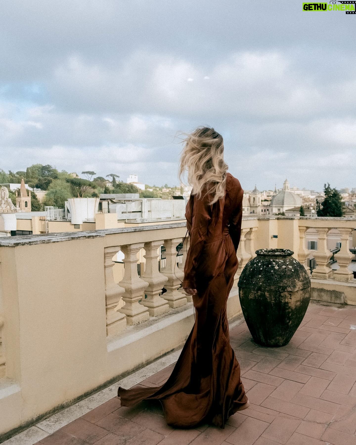 Cristina Marino Instagram - •Ci salutiamo così. Con il vento che si porta via i pensieri.