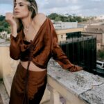 Cristina Marino Instagram - •Ci salutiamo così. Con il vento che si porta via i pensieri.
