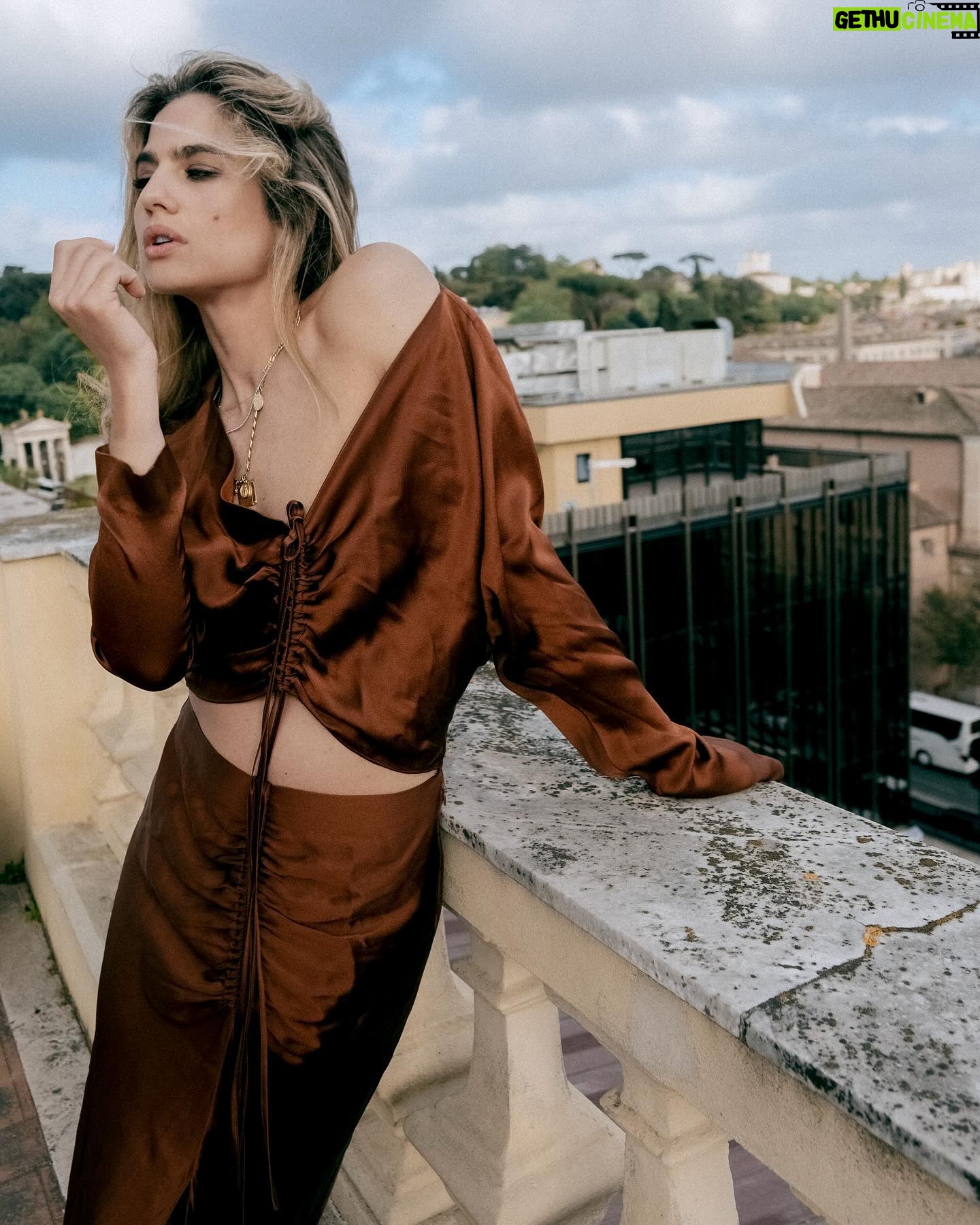 Cristina Marino Instagram - •Ci salutiamo così. Con il vento che si porta via i pensieri.