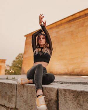 Cristinini Instagram - Good natural Lighting 🐪

#cristinini #yellow #streetphotography 
#model 

📸 @crowinng
