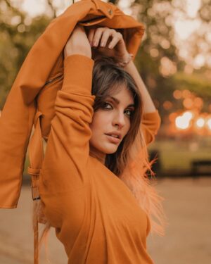 Cristinini Instagram - Otoño como una loca del c*ño lalalala 🌻 

#cristinini #iamcristinini #autumn