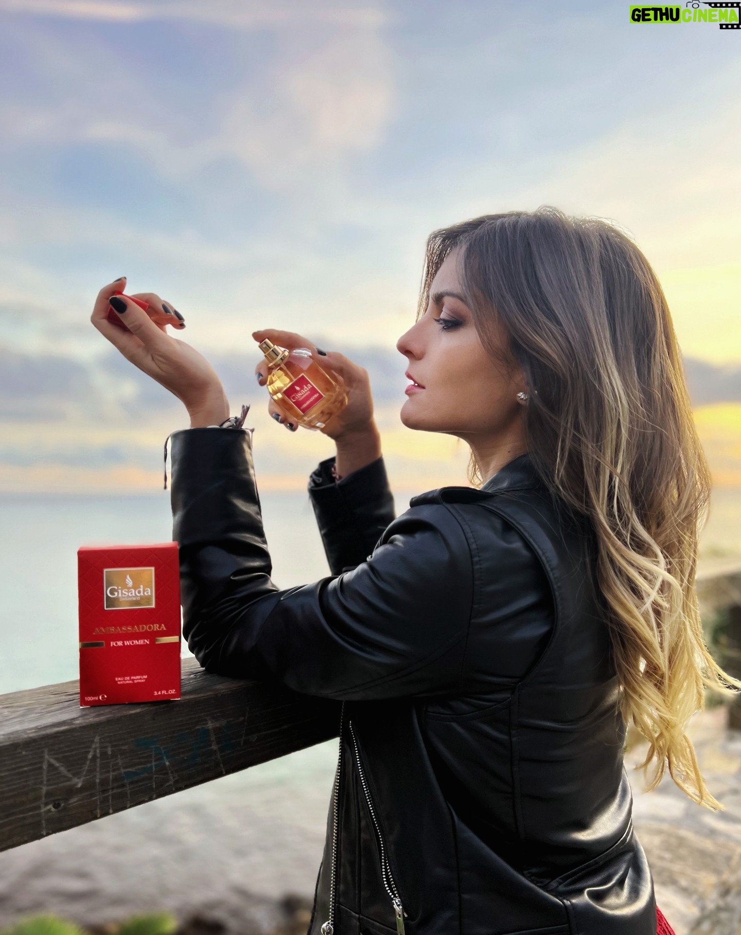 Cristinini Instagram - Si estás buscando qué regalar estas navidades 🎄, los perfumes de @gisadaofficial son una apuesta segura. Una fragancia suave y que no me puede encantar más. la puedes encontrar en @douglascosmetics_es. ¿La pruebas y me cuentas? 😉 #Gisada #Ambassador #Douglas #publi