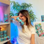 Cristinini Instagram – Ya está disponible la camiseta exclusiva que hemos diseñado junto a #CocaColaDreamworld y que podéis conseguir en la app de @Cocacola_esp canjeando los puntos que podéis encontrar en las botellas de 500ml. #CocaColaCreations *publi