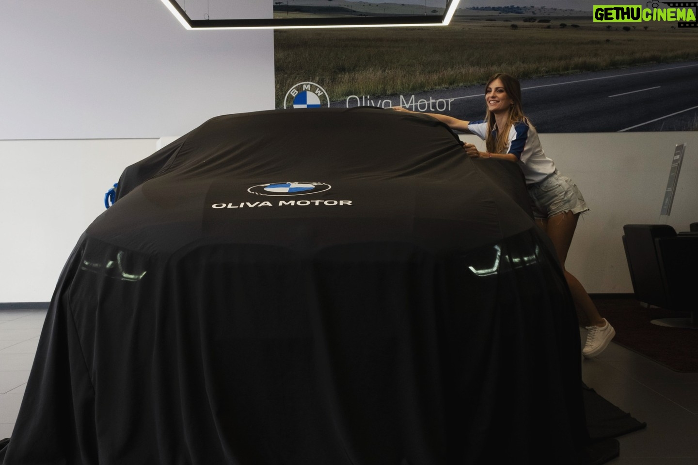 Cristinini Instagram - ¡¡ MI NUEVO COCHE !! 🥰🚗 Ya sabéis que llevo trabjando con BMW España 1 añito y pico y estoy súper feliz de formar parte de esta familia tan bonita @bmwespana Este año voy a llevar un BMW Serie 1 en rojo PRECIOSO el nuevo modelo pa estrenarlo 😊. Os iré subiendo más fotitos para que veáis como es. Este es del día en el que me lo dieron. ¿Qué os parece? :D