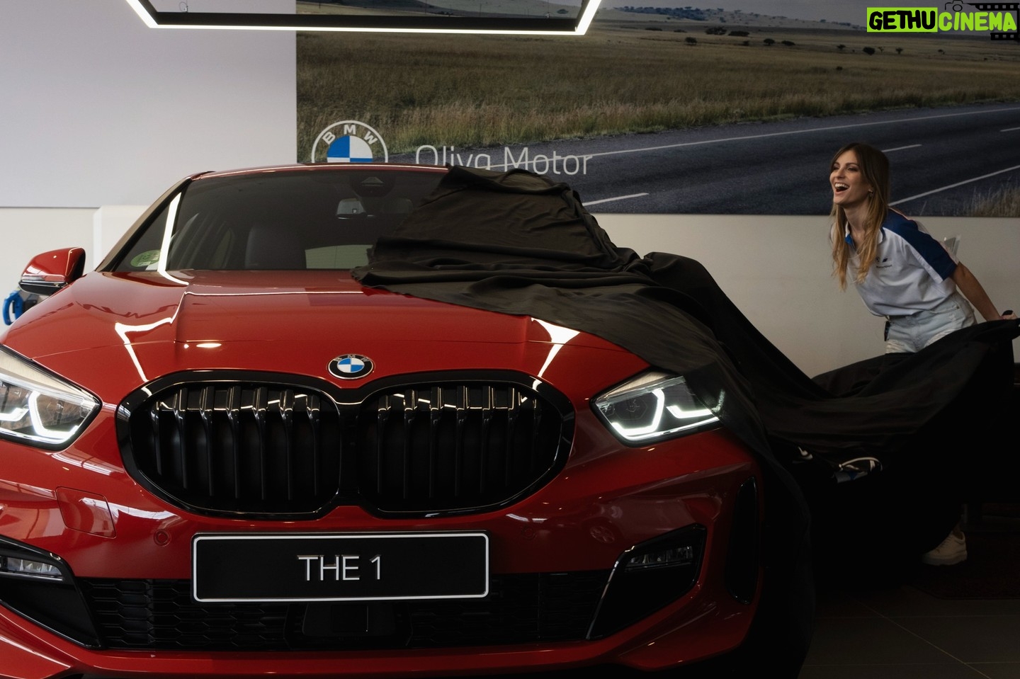 Cristinini Instagram - ¡¡ MI NUEVO COCHE !! 🥰🚗 Ya sabéis que llevo trabjando con BMW España 1 añito y pico y estoy súper feliz de formar parte de esta familia tan bonita @bmwespana Este año voy a llevar un BMW Serie 1 en rojo PRECIOSO el nuevo modelo pa estrenarlo 😊. Os iré subiendo más fotitos para que veáis como es. Este es del día en el que me lo dieron. ¿Qué os parece? :D