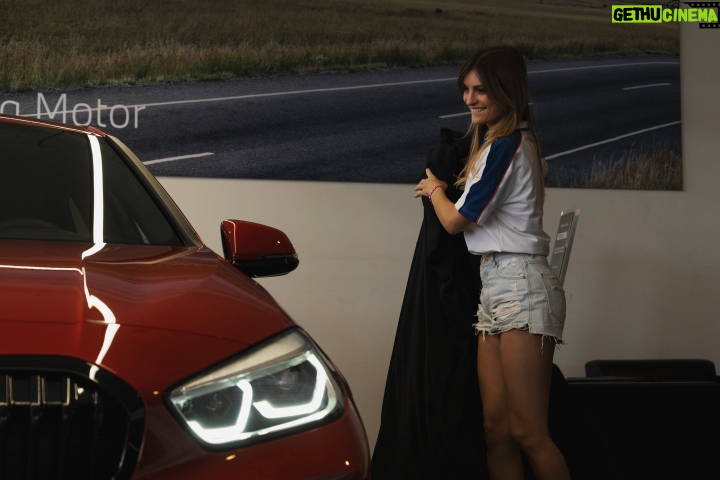 Cristinini Instagram - ¡¡ MI NUEVO COCHE !! 🥰🚗 Ya sabéis que llevo trabjando con BMW España 1 añito y pico y estoy súper feliz de formar parte de esta familia tan bonita @bmwespana Este año voy a llevar un BMW Serie 1 en rojo PRECIOSO el nuevo modelo pa estrenarlo 😊. Os iré subiendo más fotitos para que veáis como es. Este es del día en el que me lo dieron. ¿Qué os parece? :D