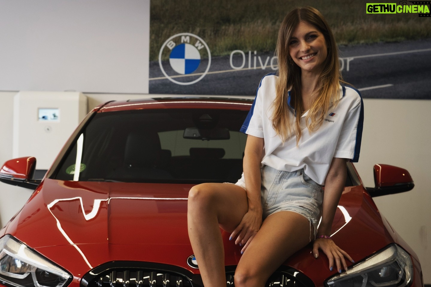 Cristinini Instagram - ¡¡ MI NUEVO COCHE !! 🥰🚗 Ya sabéis que llevo trabjando con BMW España 1 añito y pico y estoy súper feliz de formar parte de esta familia tan bonita @bmwespana Este año voy a llevar un BMW Serie 1 en rojo PRECIOSO el nuevo modelo pa estrenarlo 😊. Os iré subiendo más fotitos para que veáis como es. Este es del día en el que me lo dieron. ¿Qué os parece? :D