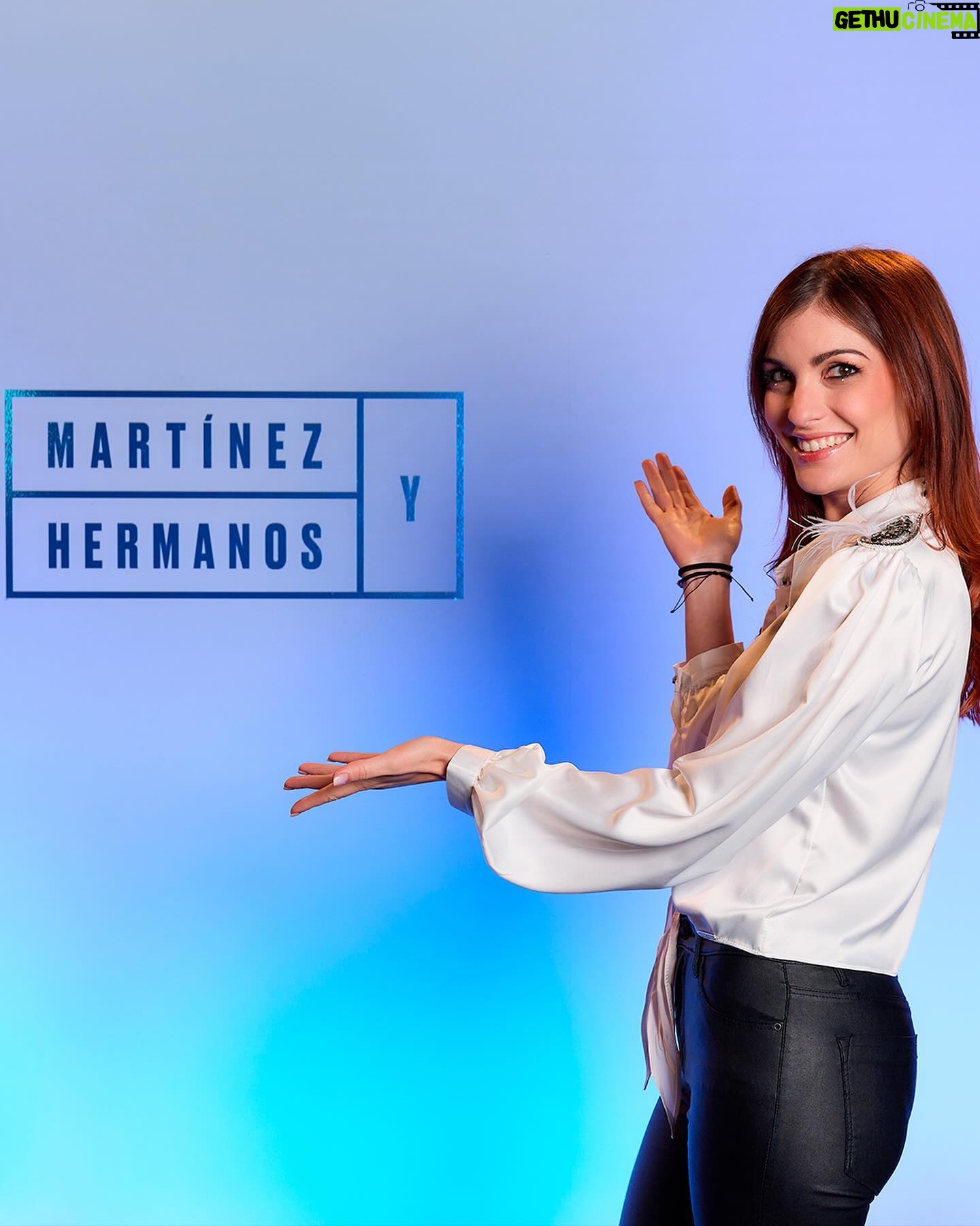 Cristinini Instagram - Esta vez @iamcristinini no estará en stream. Y es que será una de las invitadas que ocupará el sofá de #MartínezyHermanos. Esperamos que nos salpique algunos likes. 🤳🏻