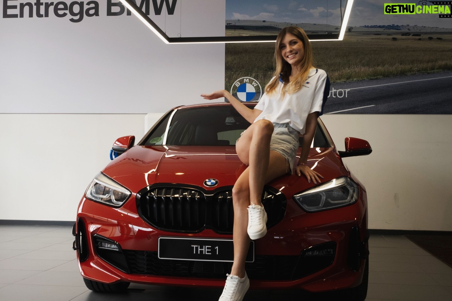 Cristinini Instagram - ¡¡ MI NUEVO COCHE !! 🥰🚗 Ya sabéis que llevo trabjando con BMW España 1 añito y pico y estoy súper feliz de formar parte de esta familia tan bonita @bmwespana Este año voy a llevar un BMW Serie 1 en rojo PRECIOSO el nuevo modelo pa estrenarlo 😊. Os iré subiendo más fotitos para que veáis como es. Este es del día en el que me lo dieron. ¿Qué os parece? :D