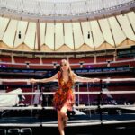 Cristinini Instagram - Fotones de la Velada del año III ... SIN PALABRAS. Luego os subiré con el outfit oficial y con unas cuantas cosas que contaros... Stay tuned ! 👗 @aniyeby 💄 @diorbeauty @naogayoso @felixtebar 💇‍♀️ @extensionmania 📸 @andresgarlujan #cristinini #evento #boxeo #host #photography #moda