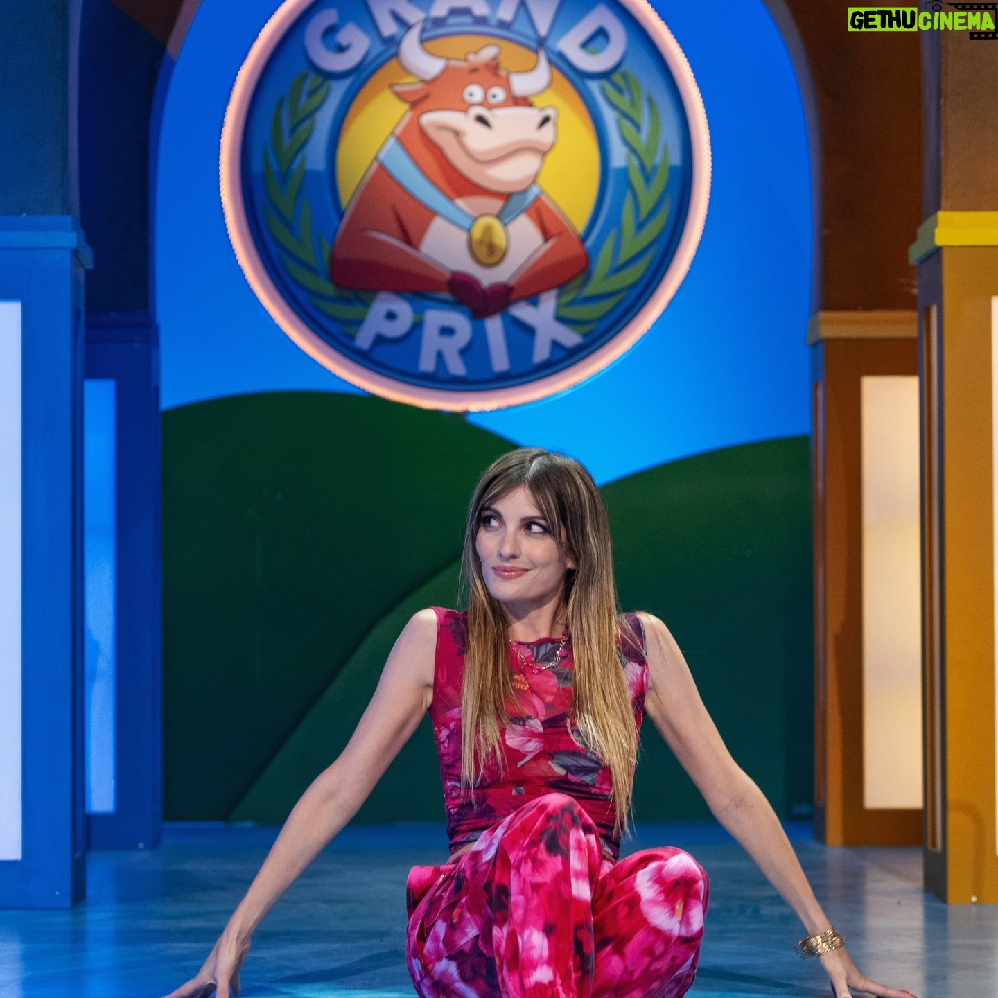 Cristinini Instagram - ¡¡ CUARTO PROGRAMA de EL GRAND PRIX!! LOS MONTESINOS vs TINEO. ¿Quién gana esta noche? Premio a quién adivine!!!🎳 A las 22:35h en TVE 🥳 Lookazo de este programa: 👗 @pinkoofficial 👠 @almaenpena 📿 @bijoubrigitte @msandrasaez @milagritosmakeup #cristinini #grandprix