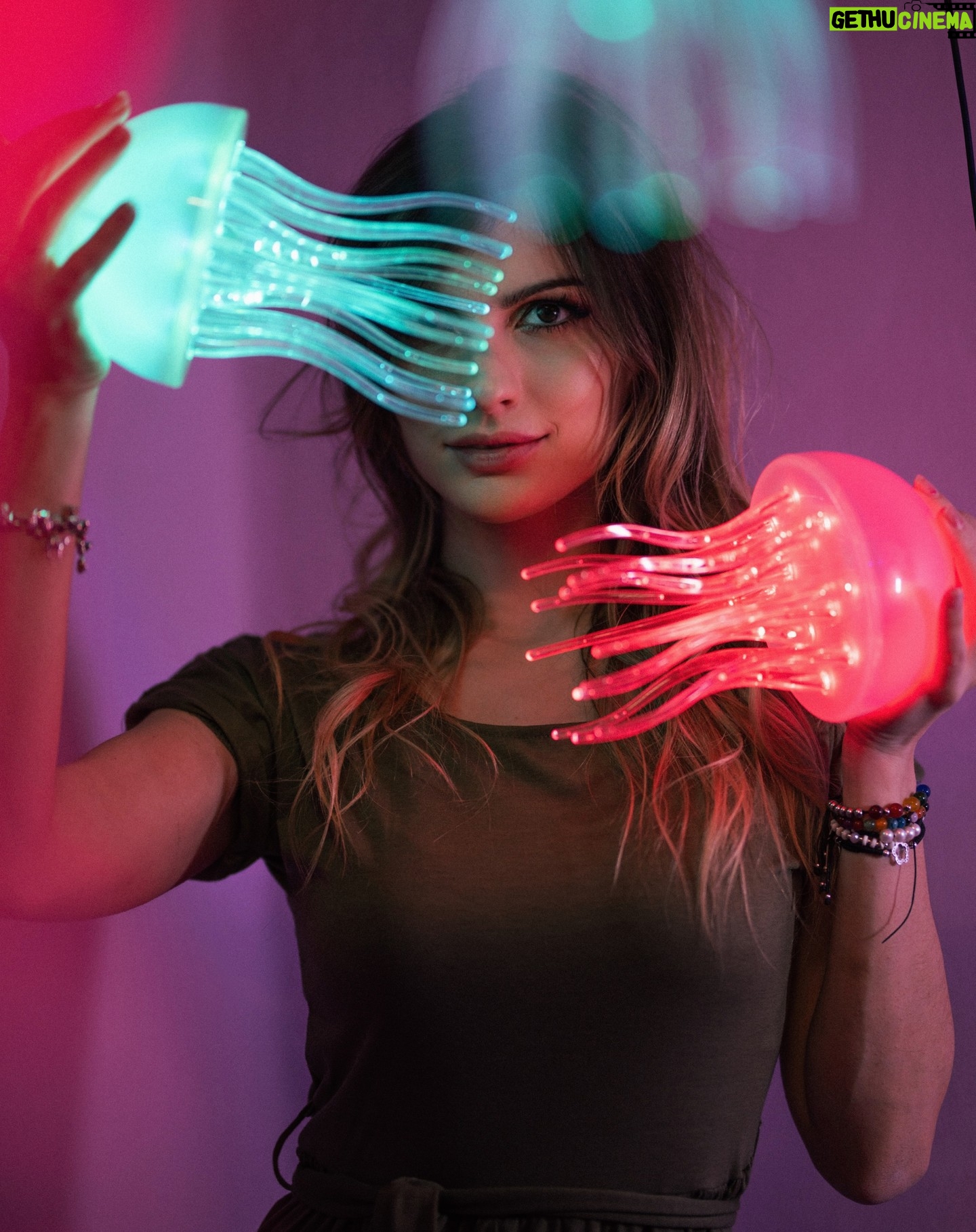 Cristinini Instagram - Me flipan las luces de esta sesiΓ³n de fotos... ππ #cristinini #iamcristinini #twitch #lifestyle #neon #luzneon #photography πΈ @natacharodrigophoto π@mhina.makeup ππΌββοΈ @pilarmasdemont