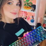 Cristinini Instagram - [SORTEO CERRADO] Con motivo del #DíaMundialDelReciclaje os traigo un sorteo muy especial junto a @Ecoembes y @Wallapop. La reutilización y el reciclaje son súper importantes. ¡Yo reciclo cada día! Y la parte de la reutilización os la traigo con este teclado que me ha acompañado durante unos cuantos meses y me ha dado muy buenas experiencias. Es el mismo teclado con el que gané el torneo de Fortnite de Grefg y el que utilicé durante la última serie de Tortillaland. Lo he limpiado a fondo y lo he dejado como nuevo para que otra persona lo pueda disfrutar a tope, tanto como lo he hecho yo. Para participar sólo tenéis que dar like al post y dejar un comentario explicando qué segunda vida le vais a dar a este teclado. #EcoembesXWallapop *publi