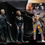 Cyndi Lauper Instagram - Catching up on posting photos from my recent trip to #Australia and #NewZealand with #RodStewart. Was just a few weeks ago but perfect for a #tbt share 📸 Photos by: Rossco – Hunter Brothers Media @hunter_brothers_media Mary Boukouvalas @rocklust @lyndabuchananphotography for @silvertigermedia @mandyhallmedia @xander85photography for @lilithiareviews @tomgrut