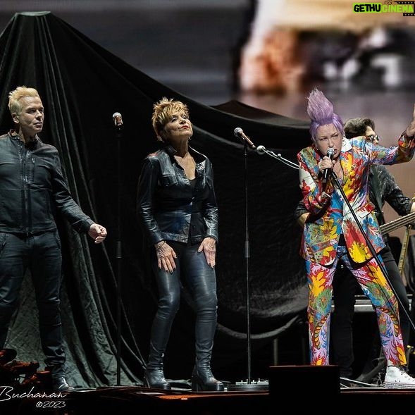 Cyndi Lauper Instagram - Catching up on posting photos from my recent trip to #Australia and #NewZealand with #RodStewart. Was just a few weeks ago but perfect for a #tbt share 📸 Photos by: Rossco – Hunter Brothers Media @hunter_brothers_media Mary Boukouvalas @rocklust @lyndabuchananphotography for @silvertigermedia @mandyhallmedia @xander85photography for @lilithiareviews @tomgrut