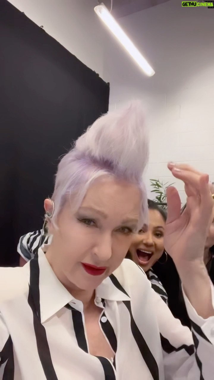 Cyndi Lauper Instagram - Greetings from #NewZealand! Having a great time on tour with @sirrodstewart. Canโt believe weโre almost done! ๐ฉ๐ผโ๐ค๐ถ Say hi to @nafra25 and @connieconchita11 ๐