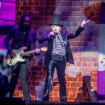 Cyndi Lauper Instagram - Catching up on posting photos from my recent trip to #Australia and #NewZealand with #RodStewart. Was just a few weeks ago but perfect for a #tbt share 📸 Photos by: Rossco – Hunter Brothers Media @hunter_brothers_media Mary Boukouvalas @rocklust @lyndabuchananphotography for @silvertigermedia @mandyhallmedia @xander85photography for @lilithiareviews @tomgrut