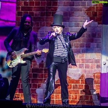 Cyndi Lauper Instagram - Catching up on posting photos from my recent trip to #Australia and #NewZealand with #RodStewart. Was just a few weeks ago but perfect for a #tbt share 📸 Photos by: Rossco – Hunter Brothers Media @hunter_brothers_media Mary Boukouvalas @rocklust @lyndabuchananphotography for @silvertigermedia @mandyhallmedia @xander85photography for @lilithiareviews @tomgrut