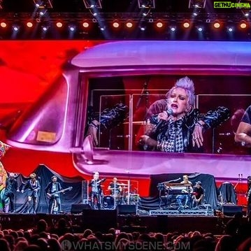 Cyndi Lauper Instagram - Catching up on posting photos from my recent trip to #Australia and #NewZealand with #RodStewart. Was just a few weeks ago but perfect for a #tbt share 📸 Photos by: Rossco – Hunter Brothers Media @hunter_brothers_media Mary Boukouvalas @rocklust @lyndabuchananphotography for @silvertigermedia @mandyhallmedia @xander85photography for @lilithiareviews @tomgrut