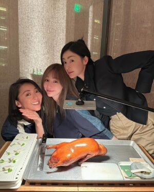 Cyndi Wang Instagram - 和姐妹、好友ㄧ起❤️
在北京吃美食、City walk
開心🥳

#王心凌 #CyndiWang #北京