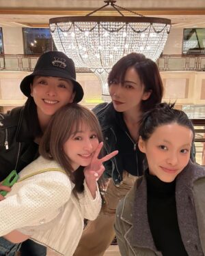 Cyndi Wang Instagram - 和姐妹、好友ㄧ起❤️
在北京吃美食、City walk
開心🥳

#王心凌 #CyndiWang #北京