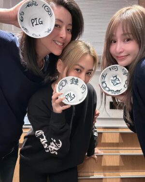 Cyndi Wang Instagram - 和姐妹、好友ㄧ起❤️
在北京吃美食、City walk
開心🥳

#王心凌 #CyndiWang #北京