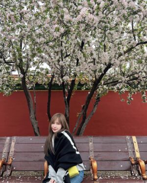 Cyndi Wang Instagram - 和姐妹、好友ㄧ起❤️
在北京吃美食、City walk
開心🥳

#王心凌 #CyndiWang #北京