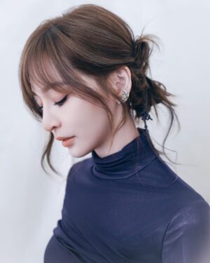 Cyndi Wang Instagram - 假日愉快🥳

💄化妝： @emilyliu1118 
💇🏻‍♀️髮型： @vast.hairsunny 

#王心凌 #CyndiWang