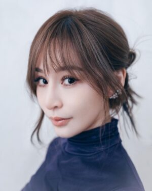 Cyndi Wang Instagram - 假日愉快🥳

💄化妝： @emilyliu1118 
💇🏻‍♀️髮型： @vast.hairsunny 

#王心凌 #CyndiWang
