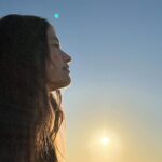Cynthia Aparecida Instagram - prometi pra mim mesma que iria fazer jus a honra de estar vivendo uns dias na “ILHA DA MAGIA”. É incrível perceber que o mundo mágico que se enxerga fora nasce primeiro dentro. No ditado é: “crer para ver” e não o contrário. Me sinto tão mágica. Me sinto tão conectada com minha essência. Minha natureza. Minha selvageria. Hoje vivi uma manhã mágica e me senti tão abençoada por habitar a terra que, após meditar uns minutos, apenas vivendo e contemplando o agora,sintonizei algumas frases que, ao meu ver, podem sintonizar com outras almas também. “A VIDA É UM MISTÉRIO A SER VIVIDO, NÃO UM PROBLEMA A SER RESOLVIDO” Allan Watts Você gosta desse tipo de conteúdo?