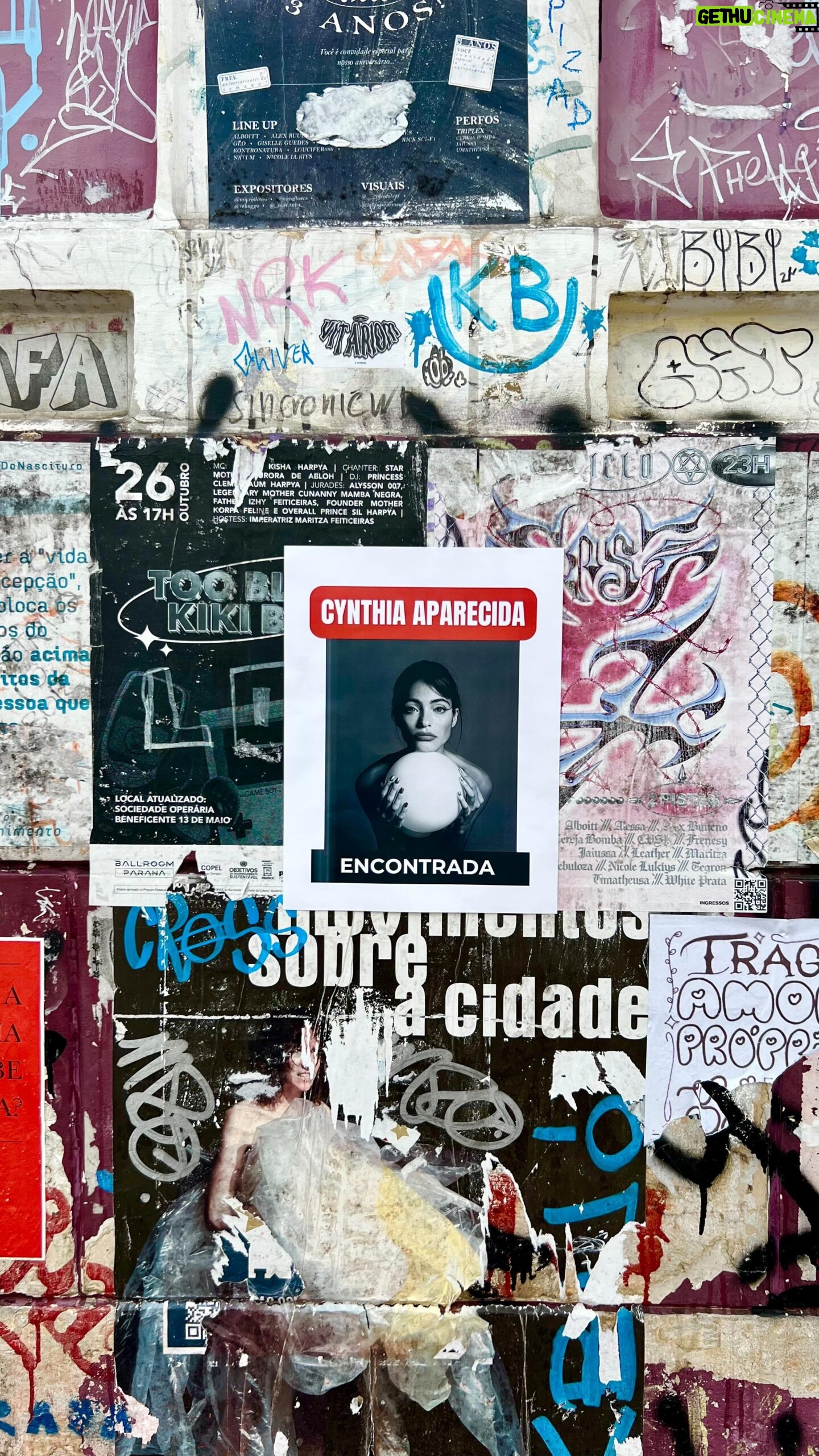Cynthia Aparecida Instagram - Antes “desaparecida” e agora: Cynthia Aparecida. Essa não é apenas uma brincadeira criativa para contar a história desse sumiço de 6 meses das redes sociais e dessa jornada de volta as raízes. Ao assumir o nome Aparecida, também abraço toda a consciência que esse nome carrega e simboliza. Convido você a se juntar a mim nesta jornada de autoconhecimento e redescoberta. Um caminho de pesquisa e investigação de cada nova compreensão de quem realmente somos e do que viemos fazer neste mundo. Escreva nos comentários “COMEÇO SAGRADO” para receber um presente especial meu: um convite para explorarmos juntos os caminhos do autoconhecimento nas próximas semanas. Aceita se transformar comigo?