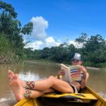 Cynthia Aparecida Instagram - O que vcs fariam em 4 horas de barco, rumo ao coração da floresta amazônica? Eu: ✅ Li o livro que mais mudou a minha vida ✅ Tomei bebida tradicional HUNIKUIN E agora vou ler este livro de novo mas dessa vez será em grupooooo! 🎈 Amanhã se inicia um CLUBE DO LIVRO DIFERENTE de tudo que você já viu. A diferença do “Leituras em Alta Frequência” para outros clubes de leitura, é a de que lá, transformamos energia em ação, toda frequência emocional lida vira expansão. O que isso quer dizer? Após cada leitura os participantes se reunirão em um espaço dedicado a experimentação, pesquisa e descoberta das emoções e bloqueios observados durante a leitura. Neste laboratório os leitores serão encorajados a investigar e estudar as suas próprias emoções com a mesma curiosidade que se lê um livro. Muuuito legal né? Topa ativar a sua versão mais expressiva e mais autêntica na Terra? LINK NO STORIES Veeeeeemmm que dá tempo e todo mundo é bem vindo! 🤍✨🎈