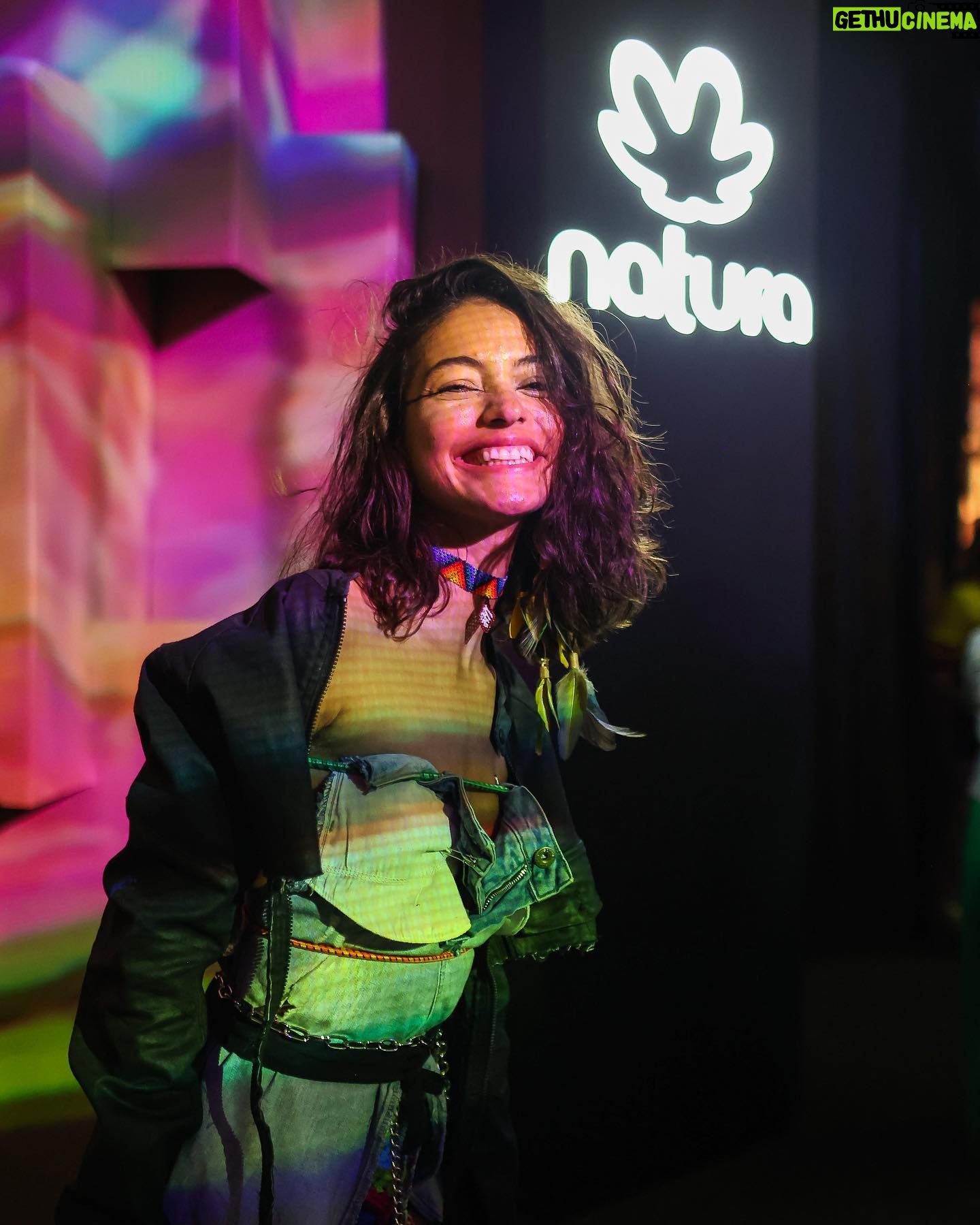 Cynthia Aparecida - 4.6K Likes - Eu vivi pra ouvir a floresta cantar dentro da maior edição de todos os tempos do ROCK IN RIO!!! 🌳✨
O FUTURO É ANCESTRAL!
Ver a Amazônia presente mostrando toda sua potência ancestral através de uma experiência incrível na NAVE, co-criada pela @naturabroficial e o @rockinrio, foi mágica.
Lá, tive o prazer de ver artistas amazônicos que conheci na Amazônia, como @yaka.hunikuin e a @priscilatapajowara. Também encontrei o @zenarede pra levantar essa causa junto comigo.
Que privilégio viver em um tempo-espaço em que grandes empresas como a NATURA se importam com a floresta em pé!!! 💚✨
Sinta a Amazônia transbordar em você @naturabroficial #NaturaNoRockinRio e #TransbordeAmazonia PUBLICIDADE