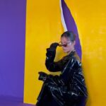 Cynthia Aparecida Instagram - 📍CONTEÚDO/BACKESTAGE: Em outubro de 2023, haviam tecidos no chão da minha sala, moldados por mãos de artistas movidos por criatividade, em uma tarde repleta de risos e arte, muita arte. Vestida como Trinity, eu não estava apenas me fantasiando; eu estava me redescobrindo. Neste processo de constante transformação e descoberta, Trinity não é apenas uma personagem que eu visto, mas um símbolo da busca incessante pela essência mais pura e pela verdadeira liberdade que reside dentro de cada um de nós. Assim, ao me vestir como ela, eu não apenas retorno ao eu; eu me viro do avesso, encontrando no caminho uma nova versão de mim mesma que estava escondida, aguardando para revelar forças que eu nem sabia possuir. Vestir Trinity é brincar de redefinir os limites do que é possível. O simples ato de brincar com arte é muito poderoso,né? Podemos unir ideias invisíveis ao plano material. Somos mais do que meros habitantes; somos os deuses e as deusas da criação, rompendo o tecido da realidade a cada nova personagem. Ai, essa jornada deliciosa, repleta de descobertas e redescobertas. É como ter o privilégio de explorar infinitos universos internos e externos, com a habilidade de trazer à existência o que antes só habitava o reino do pensamento e do sentimento. Gosto de pensar que toda floresta tem o seu xamã e toda arte tem o seu artista. Artistas unidos possuem o poder de moldar realidades, e, nesta brincadeira fora do tempo, estive acompanhada por esses artistas que eu admiro muito. MEUS AMIGOS GÊNIOS & ARTISTAS SÃO FODA: @tifannydopke @mazimoreto @vtoraugsto !!!! Aprendi recentemente que o único limite do artista é a sua própria imaginação. Vocês gostam de textão backestages ?